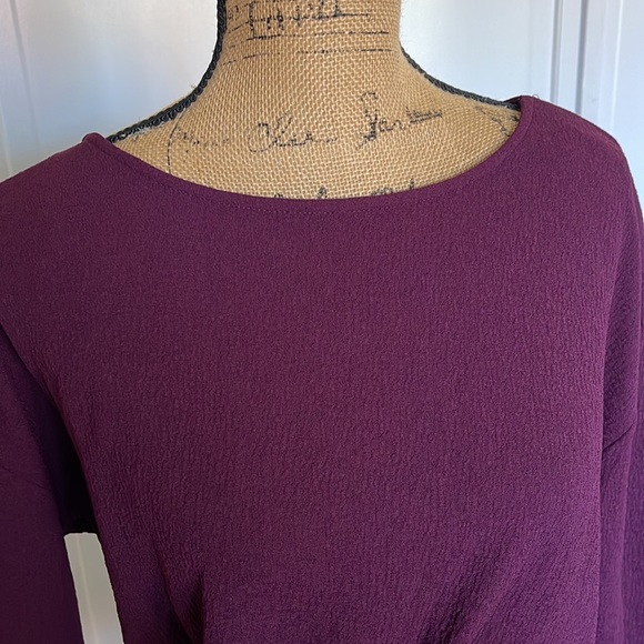 Vince Camuto Mondern Imprint side twist Crepe Top NWT - Picture 5 of 10